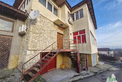 Casă cu 6 camere cu Canalizare în Central - 1