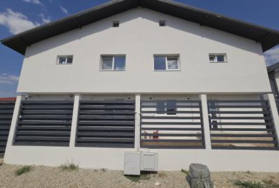 Duplex cu perete dublu- 4 camere - 2 bai - apa curenta - canalizare - pod - 2