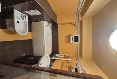 Apartament cu 3 camere decomandat în Micro IV