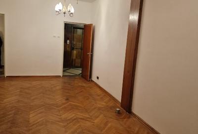 Apartament cu 3 camere semidecomandat în Pajura