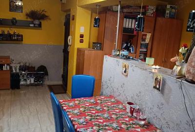 Apartament cu 3 camere semidecomandat în Central - 1