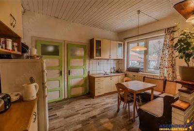 Locuinta cu caracter,doua niveluri,4 camere,terasa,garaj,curte,Centru Istoric Brasov: FILM 3D! - 2