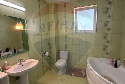 Casa / Vila cu 9 camere de vanzare in zona 1 Mai - 14