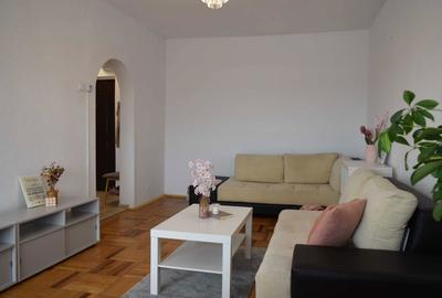 Apartament cu 3 camere decomandat în Micro 6 - 3