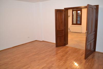 Închiriem birou 67 mp(et.1)-600€, 76 mp(mansarda inalta)- 450€ în zona centrala - 11