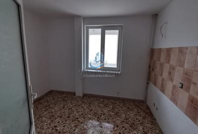 Ap. 3 camere semidecomandat, etaj 2, Piata Darmanesti - 4