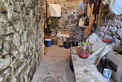 Casa spatioasa de vanzare in centrul satului Racaciuni  teren generos, livada,