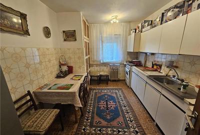 Apartament cu 4 camere decomandat în Micro IV - 9