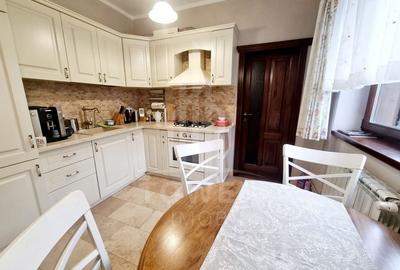 Apartament cu 3 camere decomandat, mobilat în Central