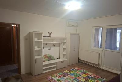 Apartament cu 3 camere semidecomandat, mobilat în Dacia
