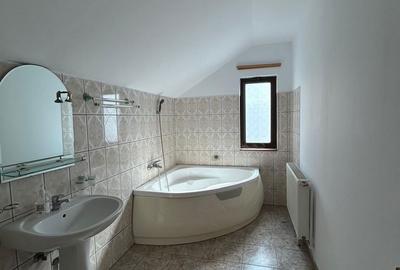Casă cu 4 camere cu Teren 300 Mp în Central - 2