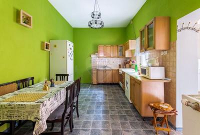 Casa de inchiriat  2 camere, curte intima - zona centrala - 3