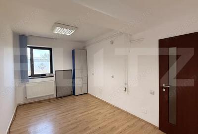 Apartament cu 3 camere semidecomandat în Central - 1