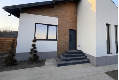 Casă cu 4 camere în Domnești