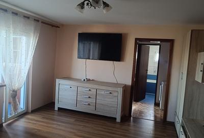 Închiriez apartament cu 2 camere , semidecomandat, mobilat si utilat ,etajul 4 - 3