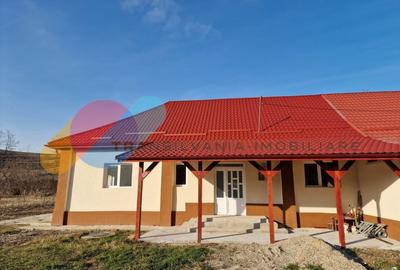 Casă individuală cu 4 camere cu Canalizare în Central