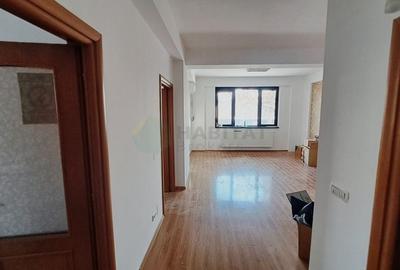 Apartament cu 3 camere semidecomandat în Jiului