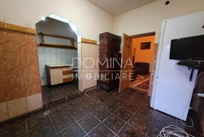 Casa tradi?ionala, mobilata ?i utilata, situata in centrul satului Polovragi - 2