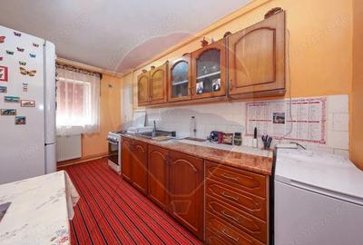 Apartament cu 3 camere de vanzare, in zona centrala - 2