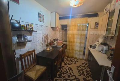 Apartament cu 3 camere decomandat, mobilat în Micro 4 - 5