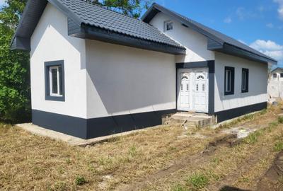 Casă individuală cu 3 camere cu Canalizare în Lumina
