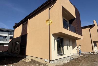 Casă cu 5 camere cu Teren 400 Mp în Central - 1