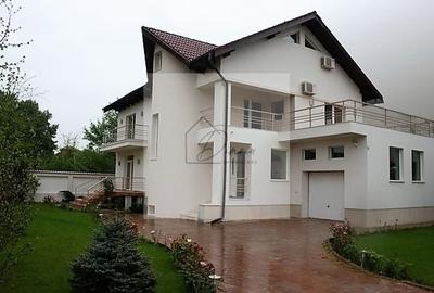 Casă individuală cu 8 camere cu Canalizare în Central