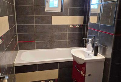 Apartament cu 3 camere decomandat în Exterior Vest