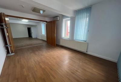 Casă cu 8 camere cu Teren 200 Mp în Banu Manta - 3