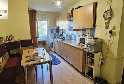 Apartament cu 3 camere decomandat în Micro IV - 10