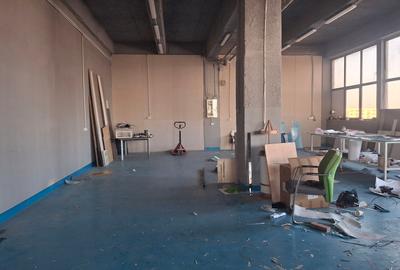 Spațiu industrial, în Titan - 4