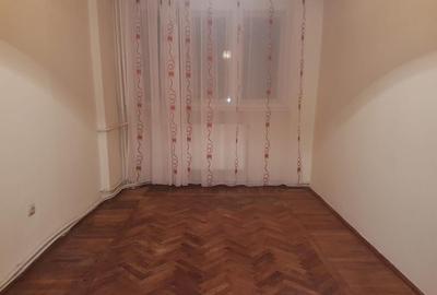 Apartament trei camere, nemobilat, etaj 2, CT, gresie, 9 Mai - 9