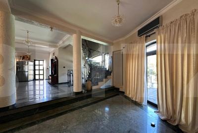 Casa de vanzare in Dumbravi?a piscina, teren gener