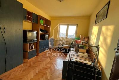 Apartament cu 3 camere decomandat în Girocului