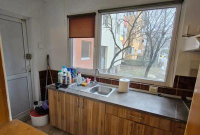 Apartament cu 3 camere decomandat în Soarelui