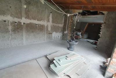 Casă cu 2 camere cu Teren 1000 Mp în Central - 1