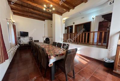 Pensiune de 7 camere cu 5 bai si teren de 377mp situata in P - 1