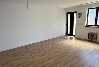 Spațiu comercial, de 74 mp, în Central - 8