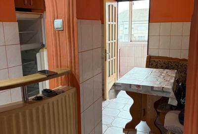Apartament cu 3 camere semidecomandat în Rogerius