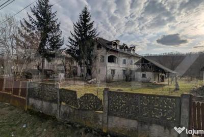 Casă cu 7 camere cu Teren 1656 Mp în Central - 6