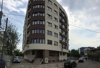 Apartament cu 3 camere semidecomandat, mobilat în Central - 1