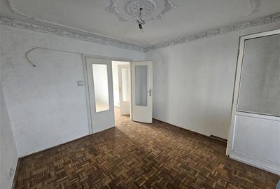 Apartament cu 3 camere semidecomandat în Micro I - 16