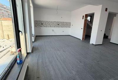 Casă cu 6 camere cu Teren 340 Mp în Prelungirea Ghencea