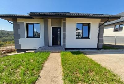 Casa cu 4 camere, 2 bai, beci spatios si 400 mp teren - 2