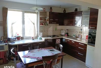 Casă cu 8 camere cu Teren 400 Mp în Central