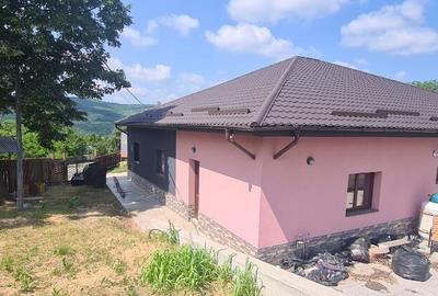 Casă cu 8 camere cu Teren 2370 Mp în Central