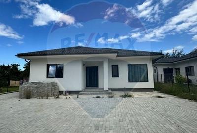 Casă individuală cu 4 camere cu Canalizare în Nord-Est - 2