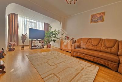 Apartament cu 3 camere decomandat, mobilat în