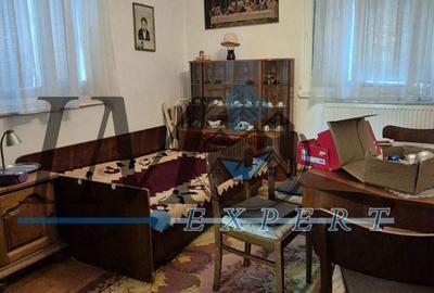 Casă cu 3 camere cu Teren 2704 Mp în Central - 1