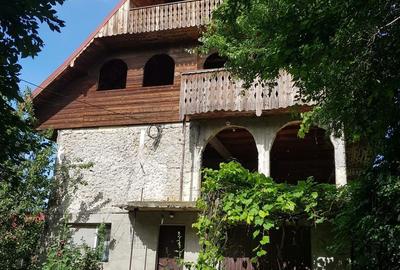 Casă cu 9 camere cu Teren 1500 Mp în Central